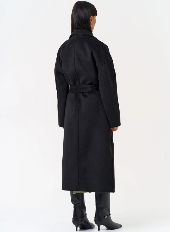 Женское двубортное пальто черного цвета