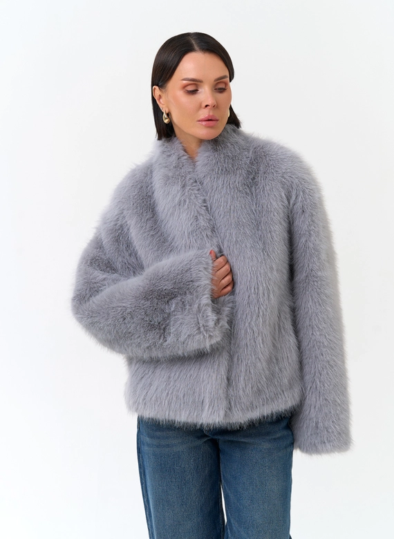Женская короткая куртка из эко меха фото