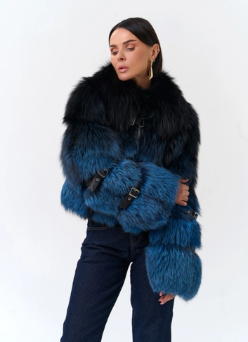 Шуба из меха чернобурой лисы с декоративными ремешками