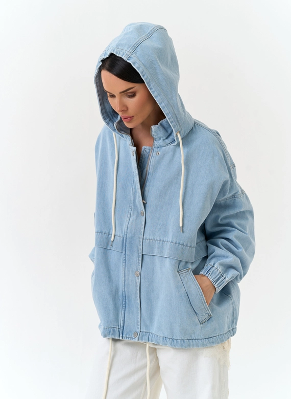 Женская джинсовая куртка с капюшоном