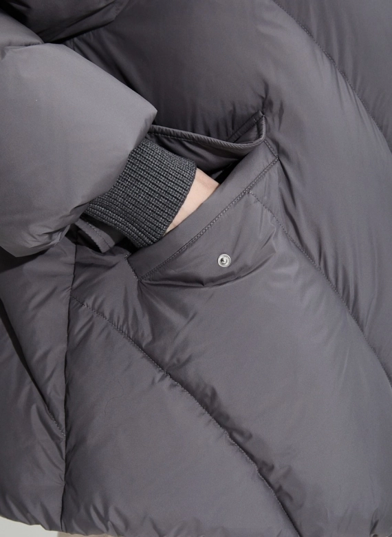 Женский пуховик с мехом енота на капюшоне фото
