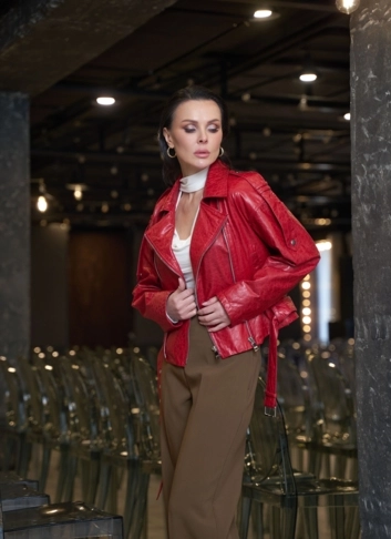 Красная куртка из натуральной кожи