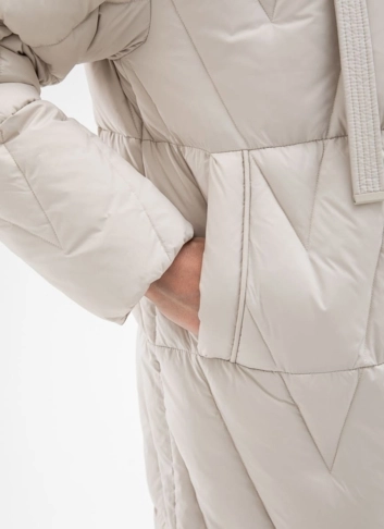 Женский светлый пуховик с капюшоном